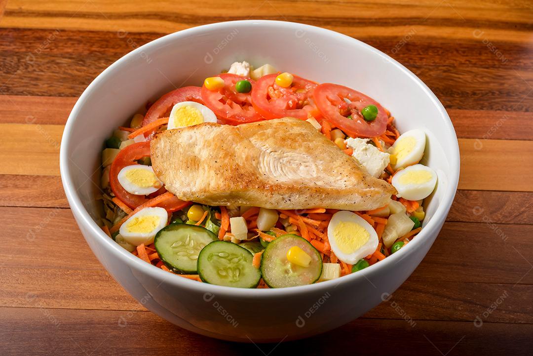 Peito De Frango Grelhado E Verduras Para Salada Alimentação Saudável Imagem JPG