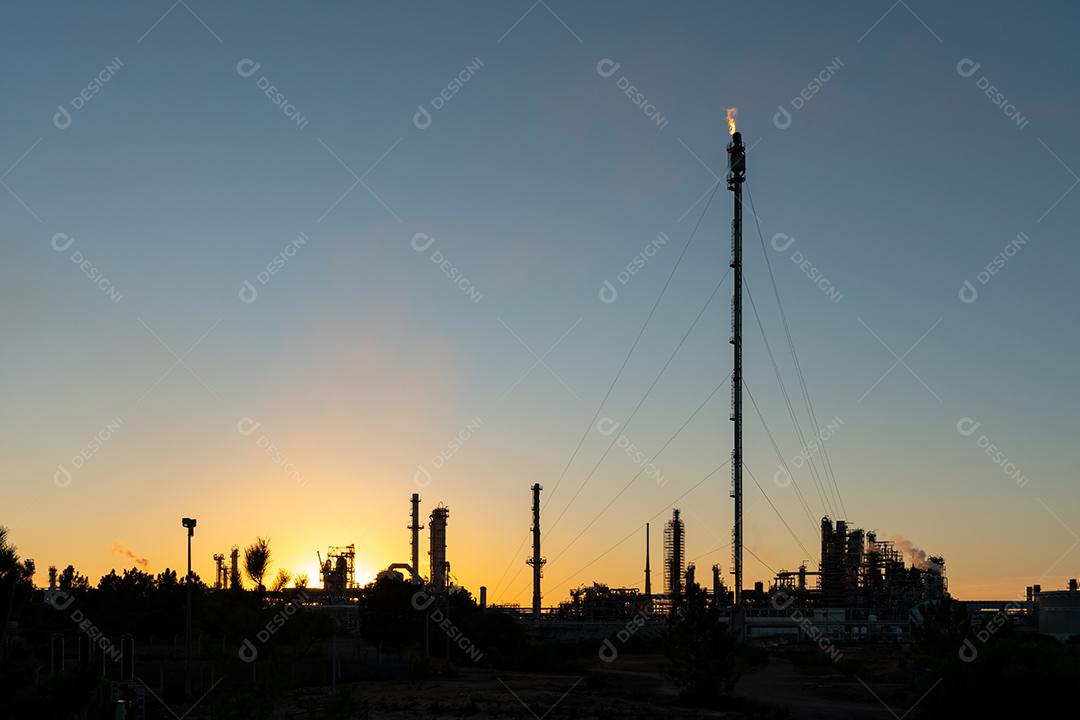 Foto Refinaria Sines Portugal Pôr do Sol Chaminés Emitindo Chamas Imagem JPG