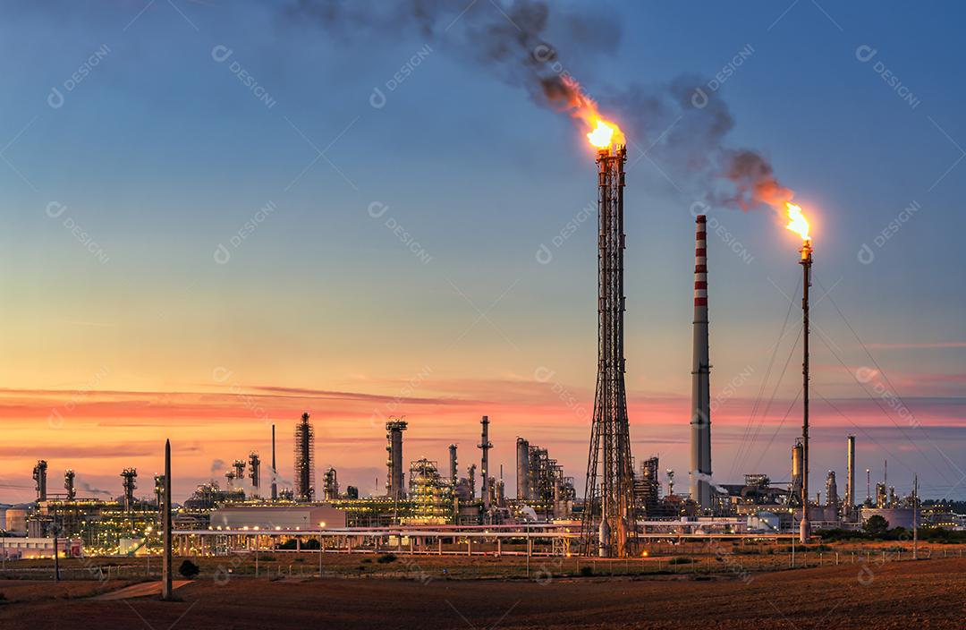 Foto Refinaria Sines Portugal Pôr do Sol Chaminés Emitindo Chamas Fumo Imagem JPG