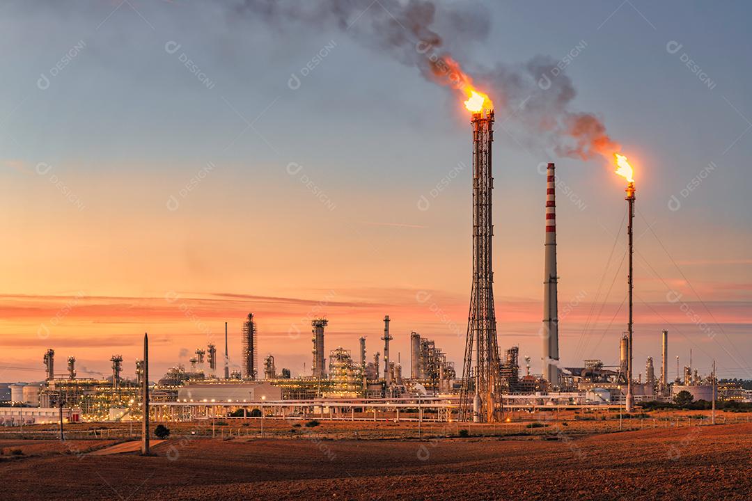 Foto Refinaria Sines Portugal Pôr do Sol Chaminés Emitindo Chamas Fumo Imagem JPG