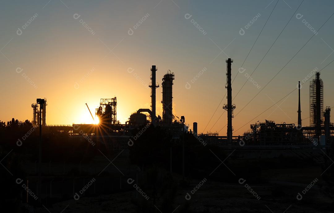 Foto Refinaria Sines Portugal Pôr do Sol Chaminés Emitindo Chamas Imagem JPG