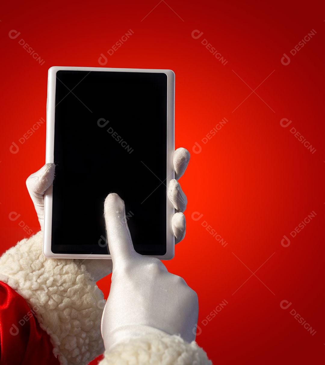 Papai Noel Trabalhando Usando Tablet Móvel. Escreva Lista de Desejos Imagem JPG