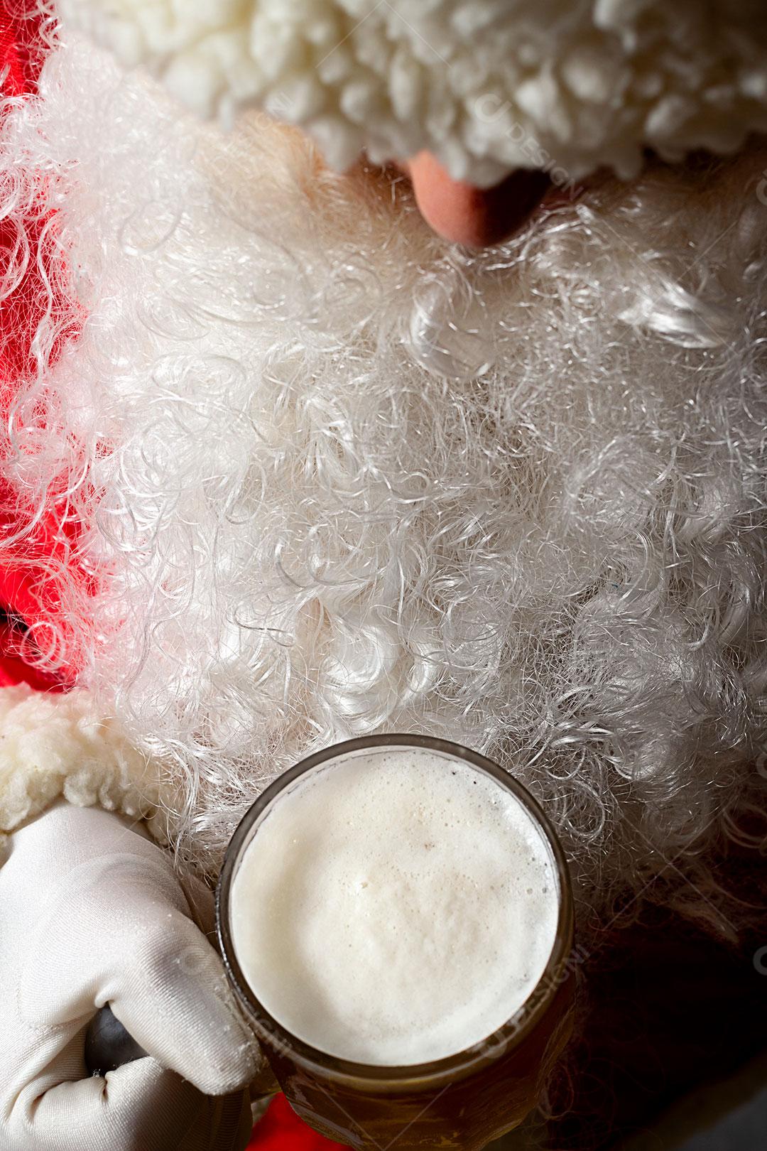 Papai Noel Segurando Copo de Cerveja Imagem JPG