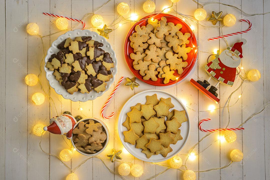 Biscoitos e Luzes de Natal Em Fundo Branco de Madeira Imagem JPG
