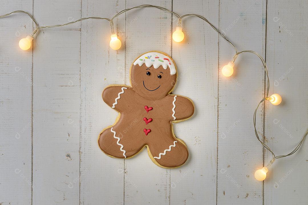Biscoitos e Luzes de Natal Em Fundo Branco de Madeira