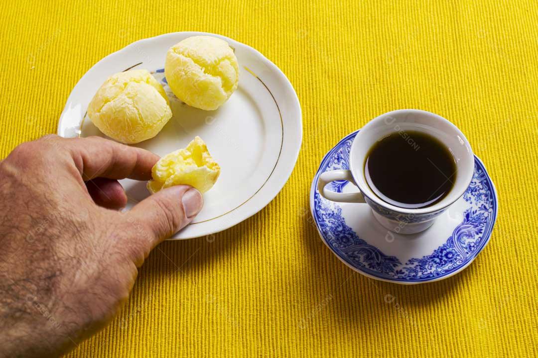 Homem Segurando Pão De Queijo Xícara Café Pires Imagem JPG