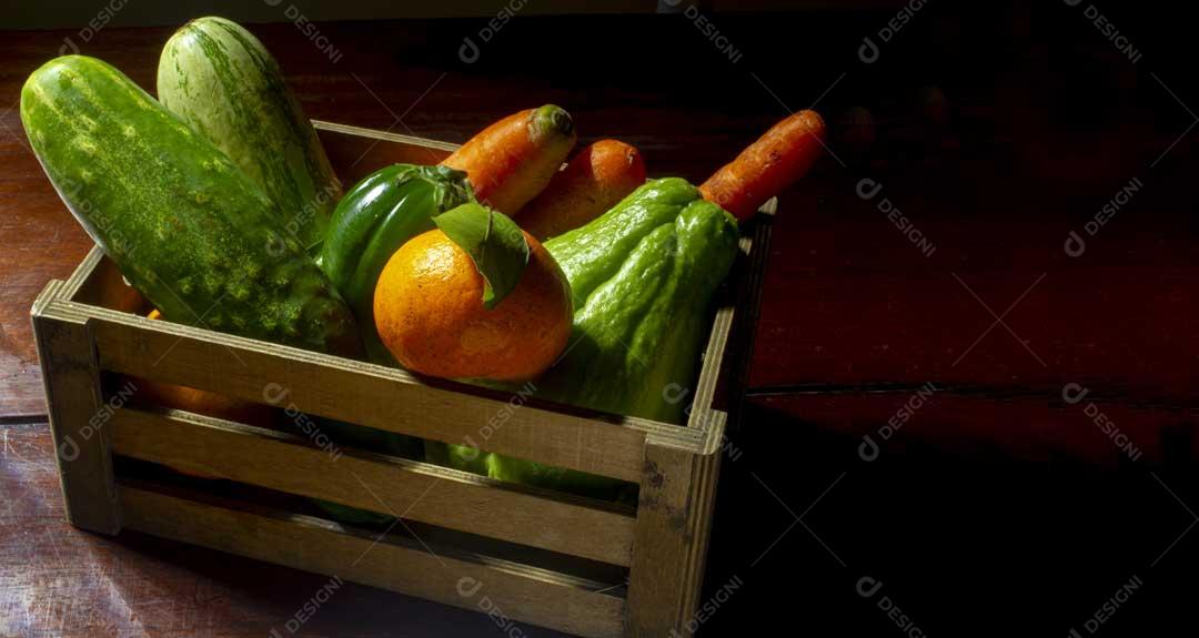 Caixa Com Pepinos Abóbora Cenoura Imagem JPG
