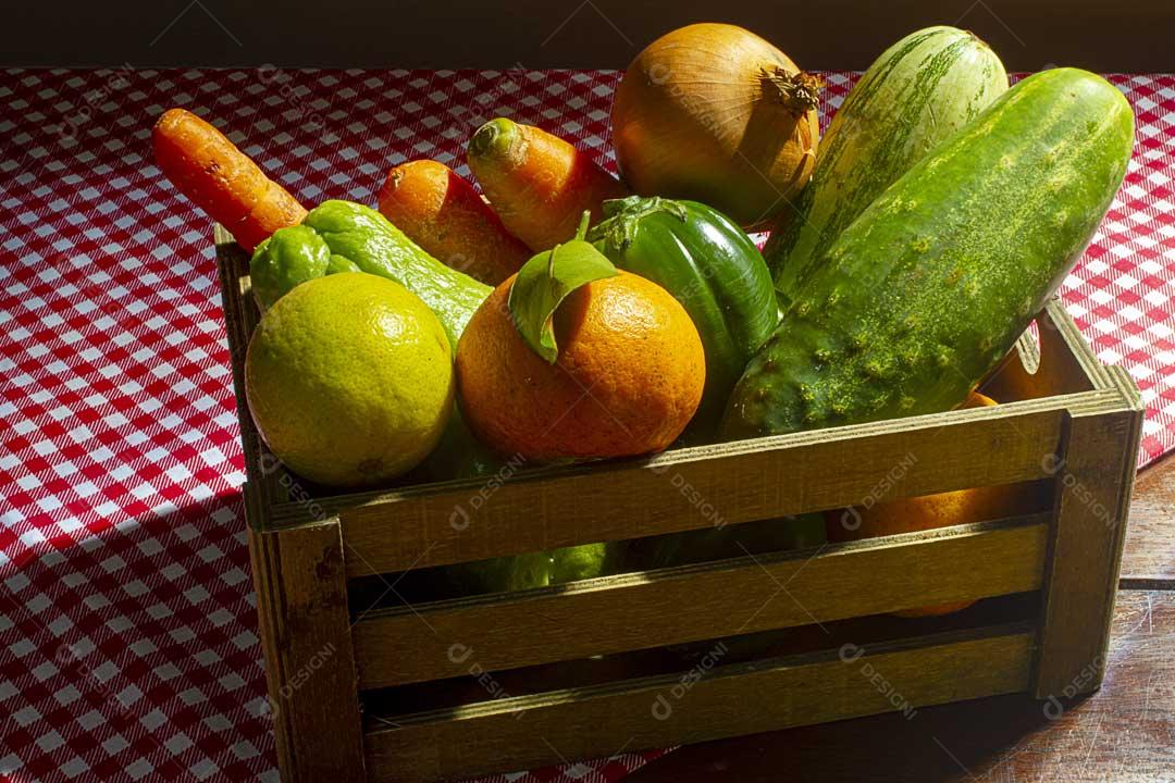 Caixa Com Pepinos Laranja Abóbora Cenoura Imagem JPG