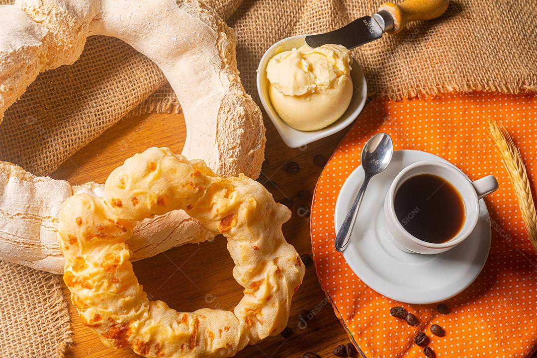 Biscoitos De Queijo E Copo De Manteiga Com Xícara De Café Sobre A Mesa Imagem JPG