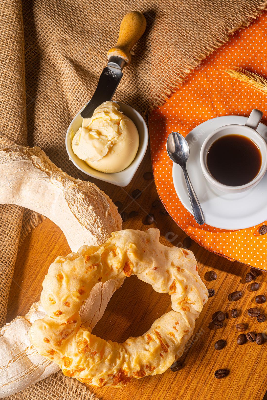 Biscoitos De Queijo E Copo De Manteiga Com Xícara De Café Sobre A Mesa Imagem JPG