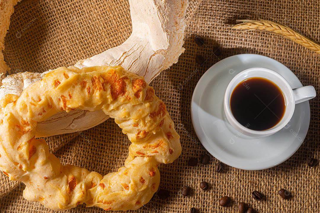 Xícara De Café E Biscoito De Queijo Sobre A Mesa Imagem JPG