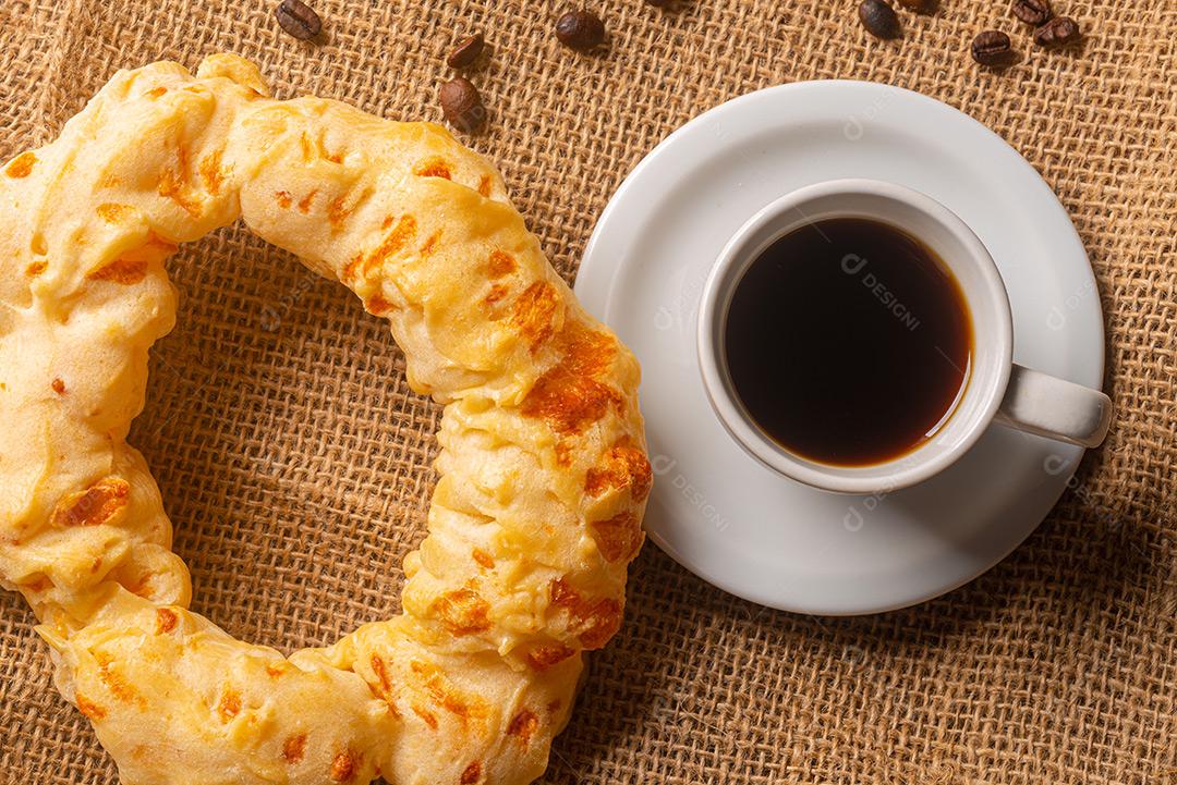 Xícara De Café E Biscoito De Queijo Sobre A Mesa Imagem JPG