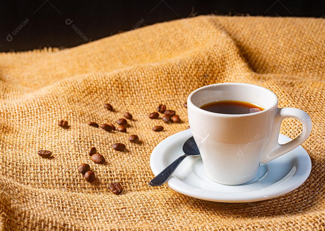 Xícara De Café Branca Encima De Pano Sobre A Mesa Imagem JPG