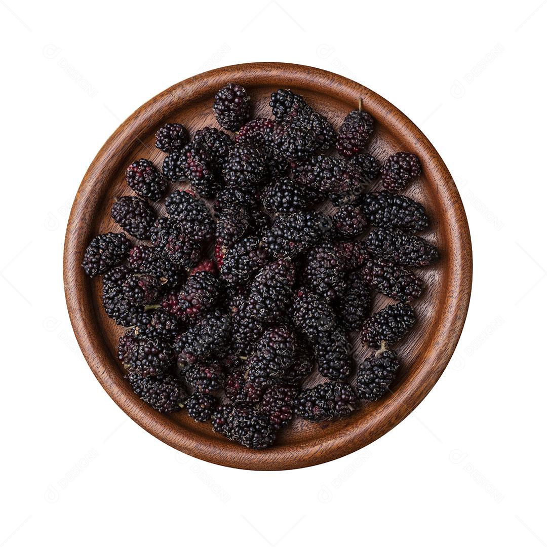 Amoras-pretas Em Um Prato Sobre Uma Mesa de Madeira Imagem JPG