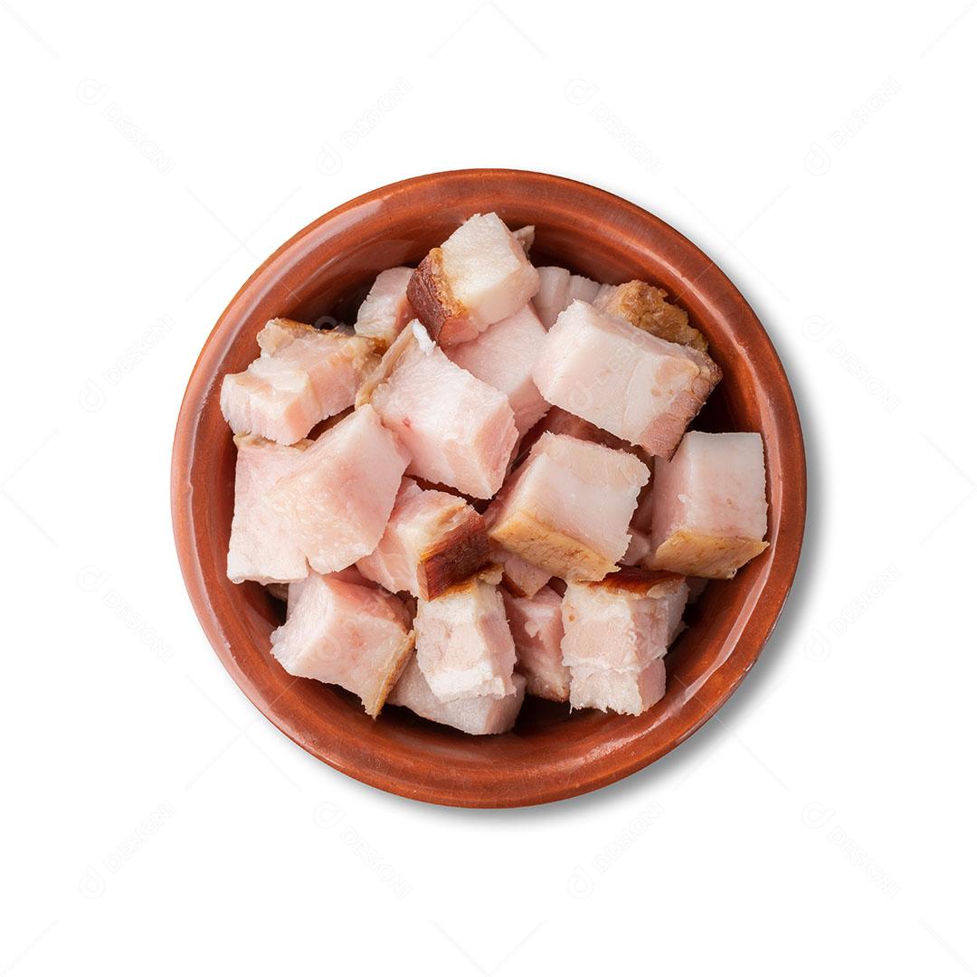 Cubos de Bacon Defumado Em Uma Tigela Isolada Sobre Fundo Branco Imagem JPG