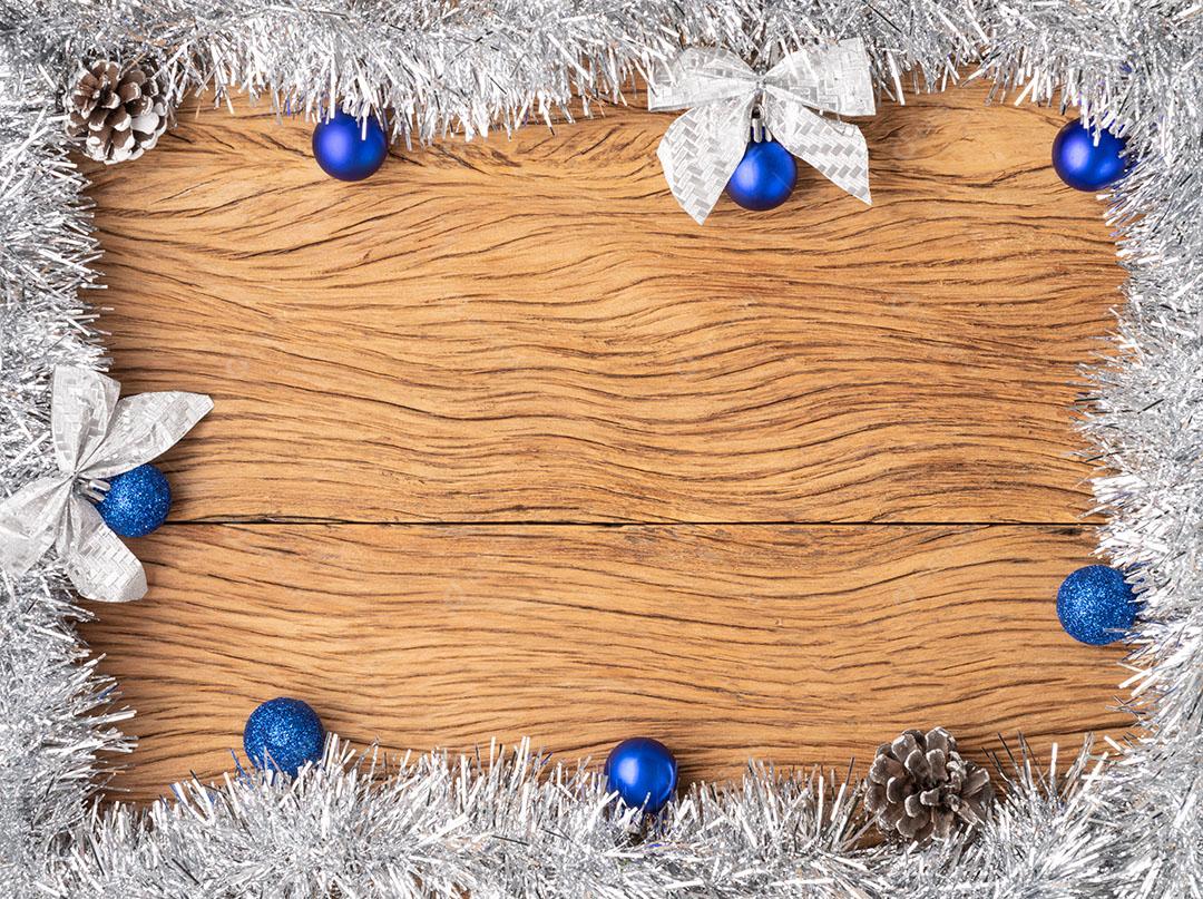 Bolas de Natal, Pinha e Arco Sobre Mesa de Madeira Imagem JPG