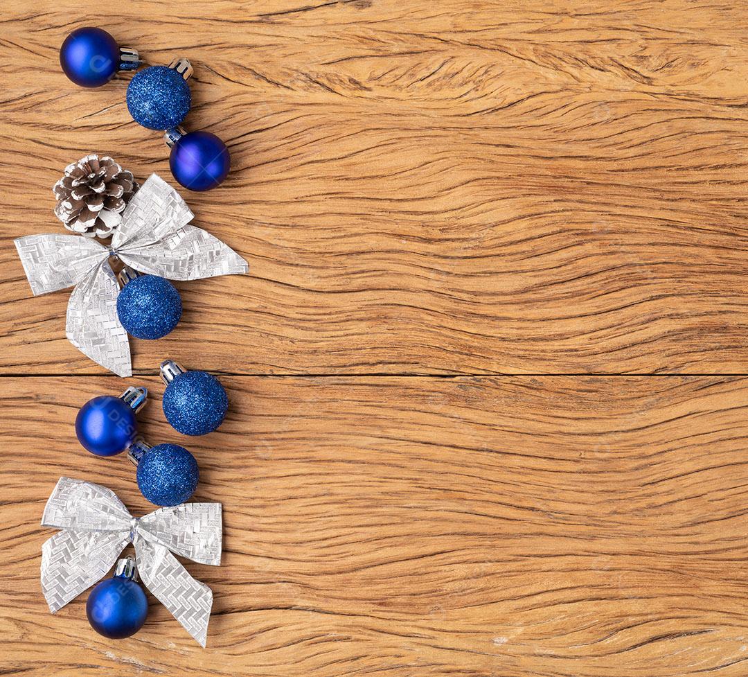 Bolas de Natal, Pinha e Arco Sobre Mesa de Madeira Imagem JPG
