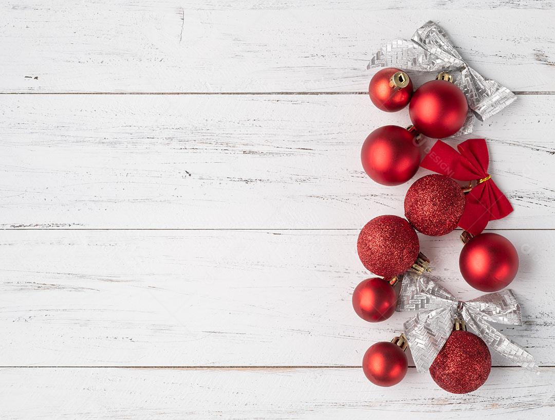 Bolas de Natal e Arcos Sobre Uma Mesa de Madeira Imagem JPG