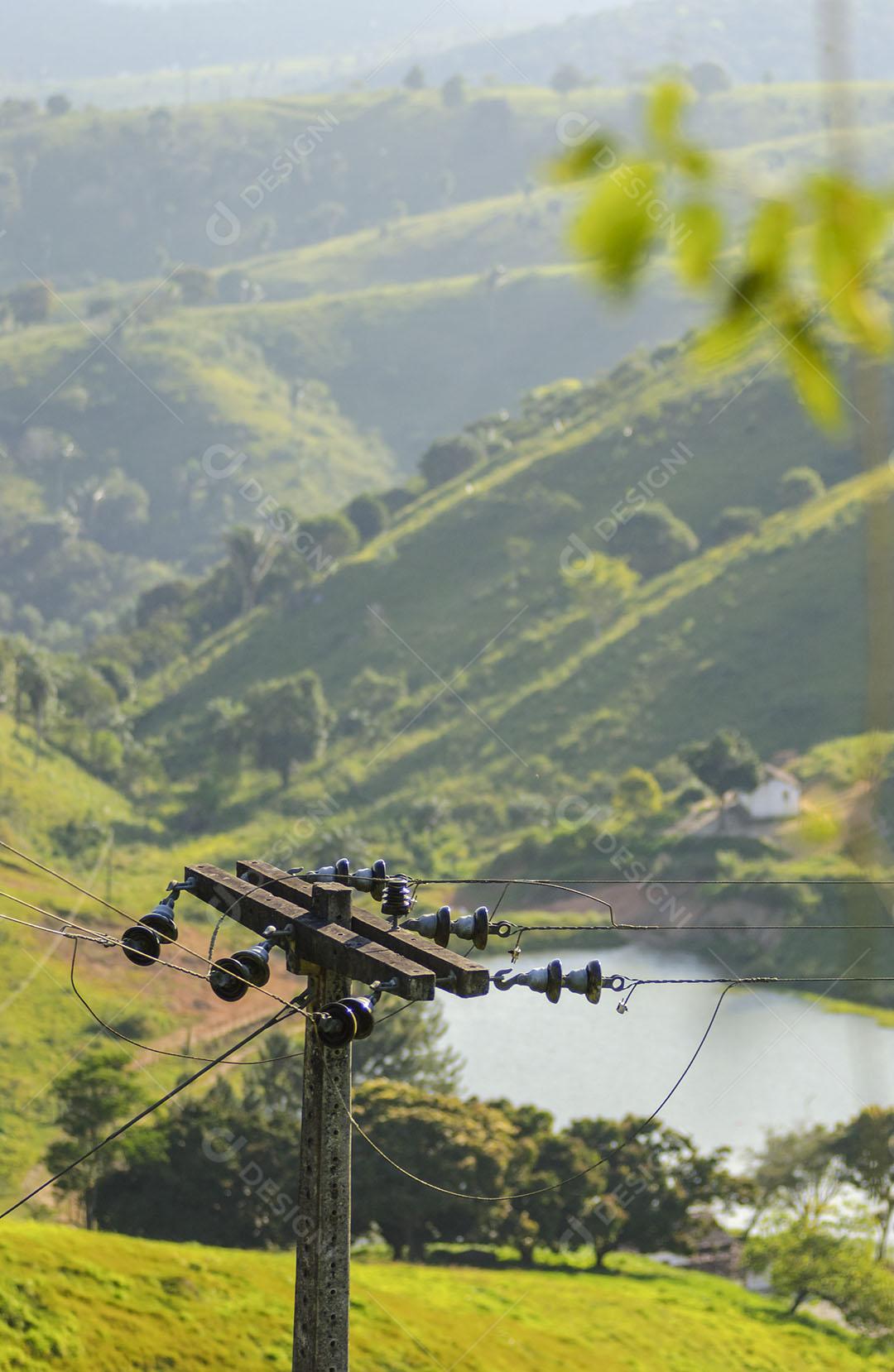 Torre Rura De Rede Elétrica Com Montanhas Imagem JPG