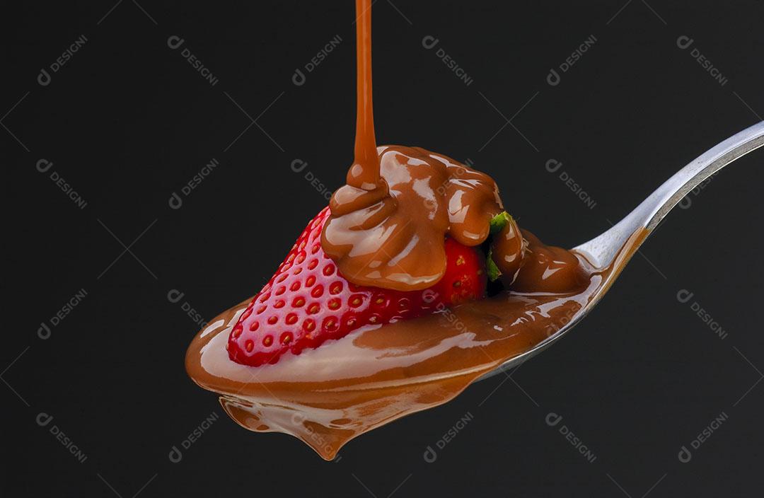 Foto Comida Fruta Morango Chocolate Em Calda Colher Fundo Preto Imagem JPG