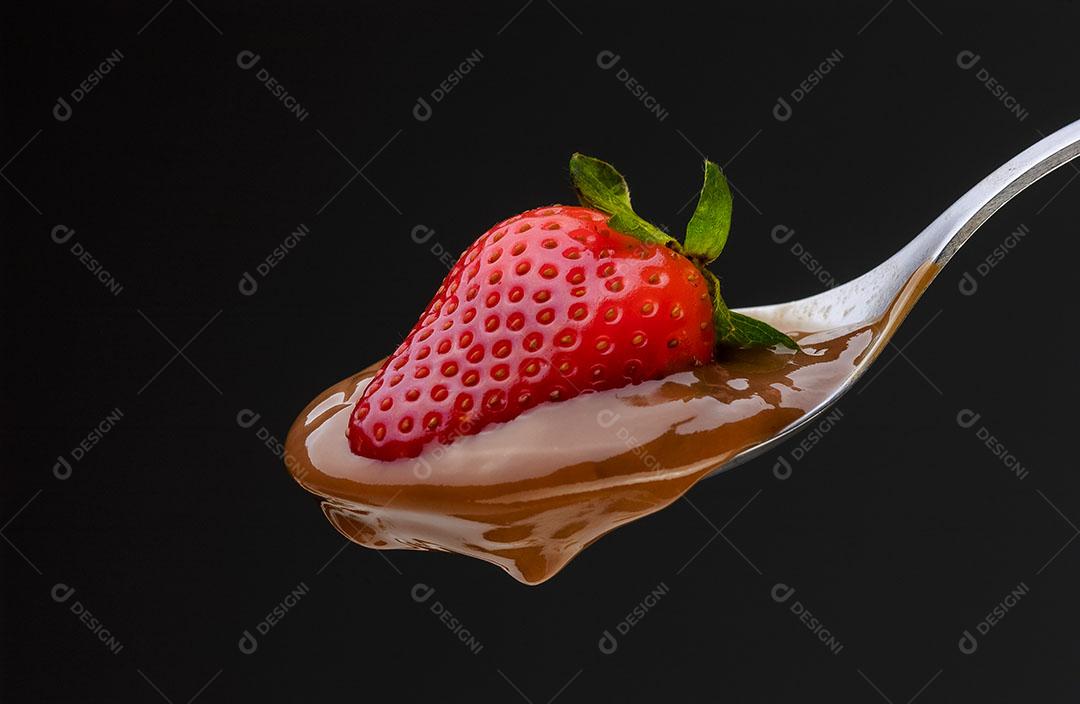 Foto Comida Fruta Morango Chocolate Em Calda Colher Fundo Preto Imagem JPG