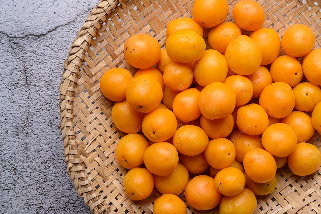 Peneira Com Caja Sobre A Mesa De Madeira 12 Imagem JPG