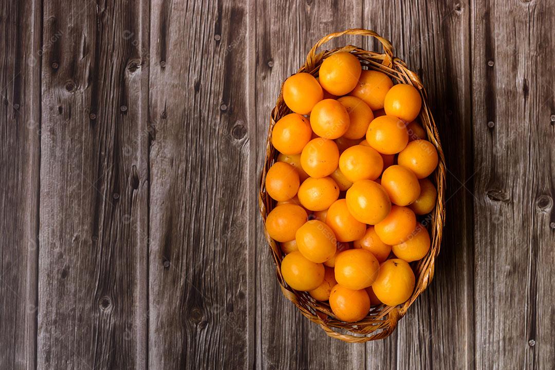 Cesta Com Caja Sobre A Mesa De Madeira 9 Imagem JPG