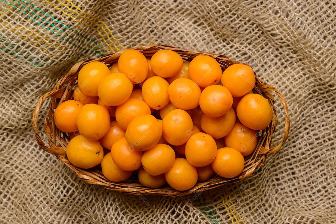 Cesta Com Caja Sobre A Mesa De Madeira 7 Imagem JPG