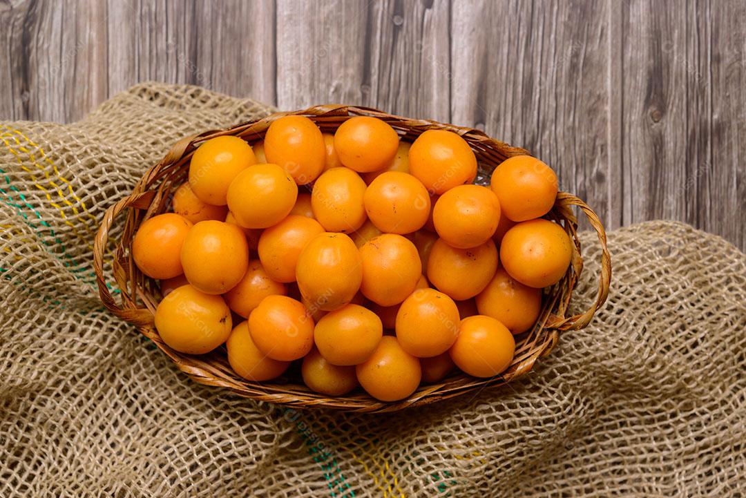 Cesta Com Caja Sobre A Mesa De Madeira 6 Imagem JPG