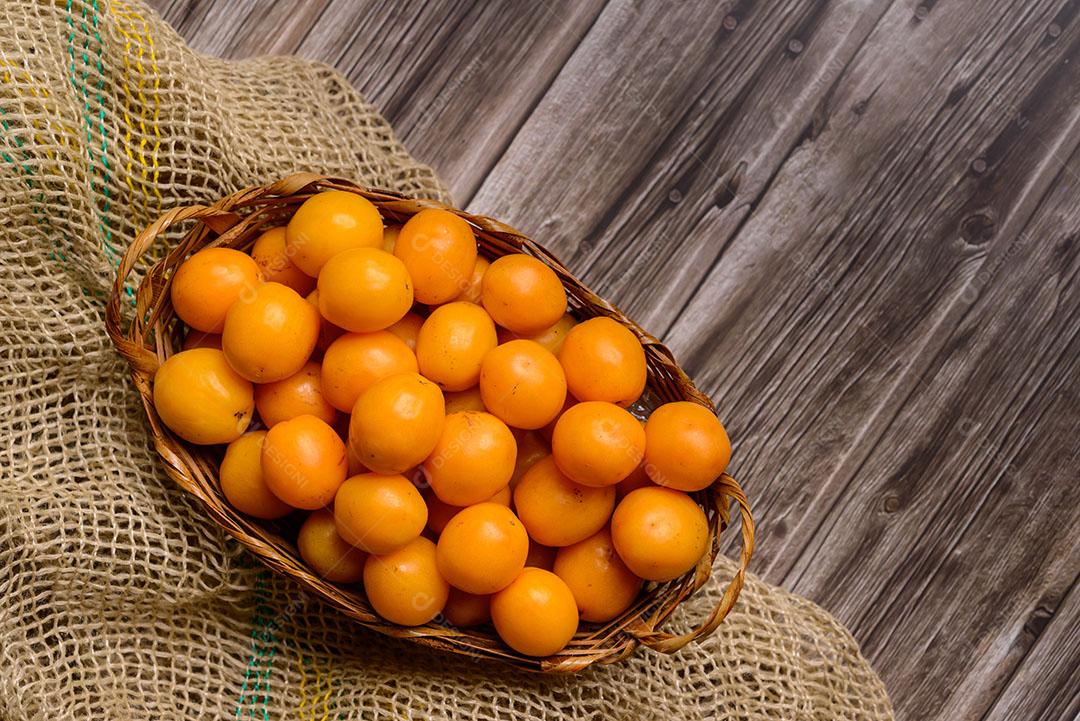 Cesta Com Caja Sobre A Mesa De Madeira 4 Imagem JPG