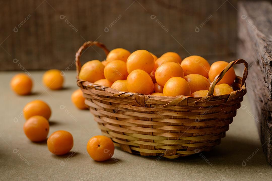 Cesta Com Caja Sobre A Mesa De Madeira 3 Imagem JPG