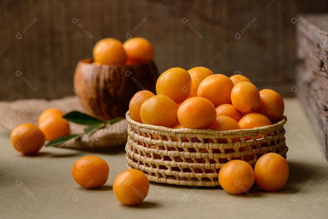 Caja Na Cesta De Palha Imagem JPG