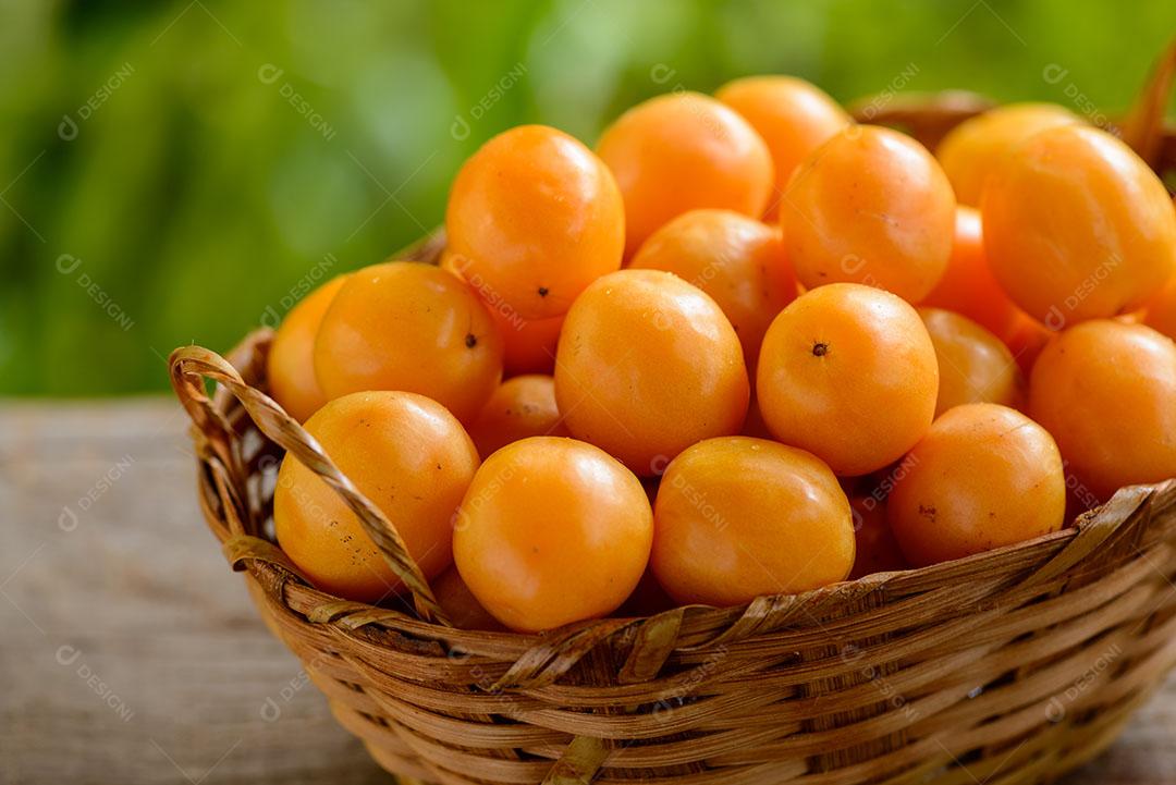 Cesta Com Caja Sobre A Mesa De Madeira 1 Imagem JPG