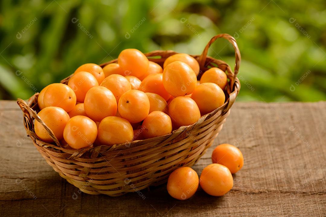 Cesta Com Caja Sobre A Mesa De Madeira Imagem JPG