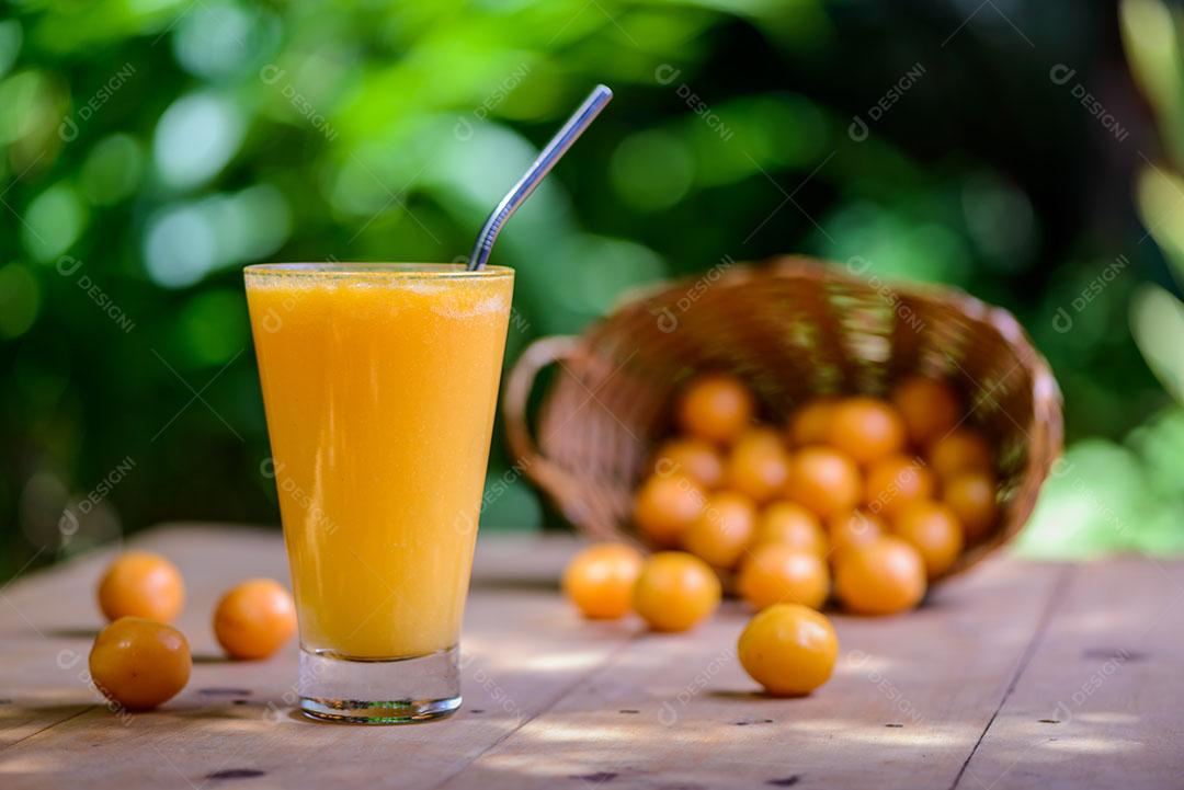 Suco De Caja No Copo Com Canudo Sobre Mesa De Madeira 2 Imagem JPG