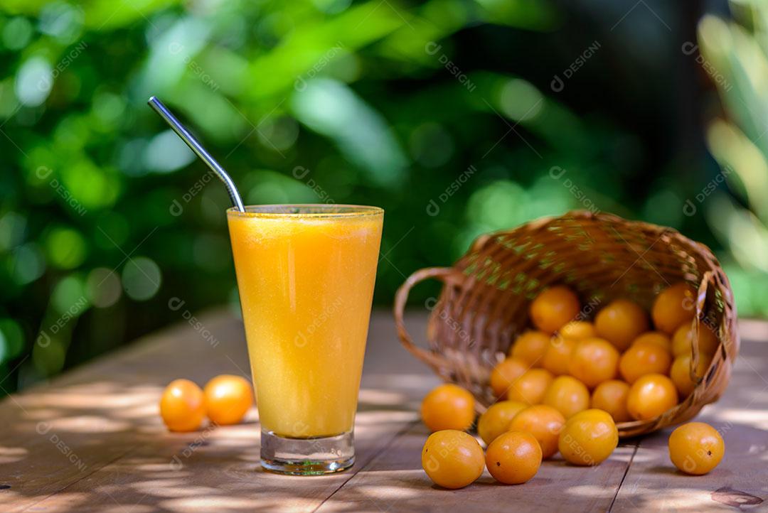 Suco De Caja No Copo Com Canudo Sobre Mesa De Madeira Imagem JPG