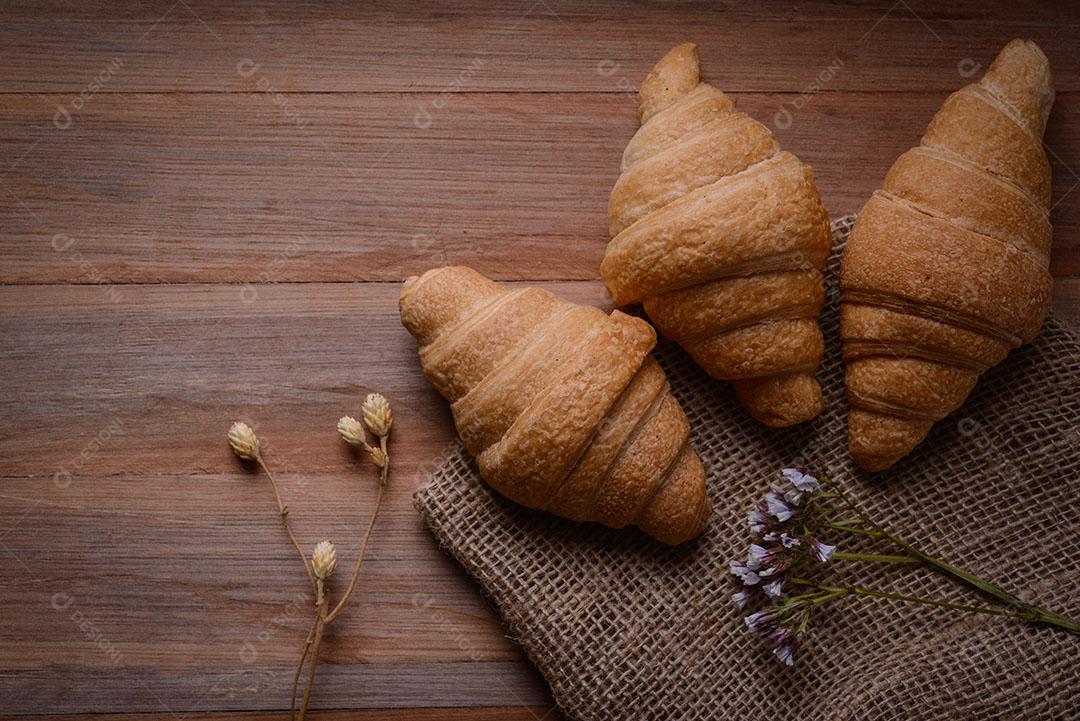 Pão De Croissant Sobre A Mesa 4 Imagem JPG