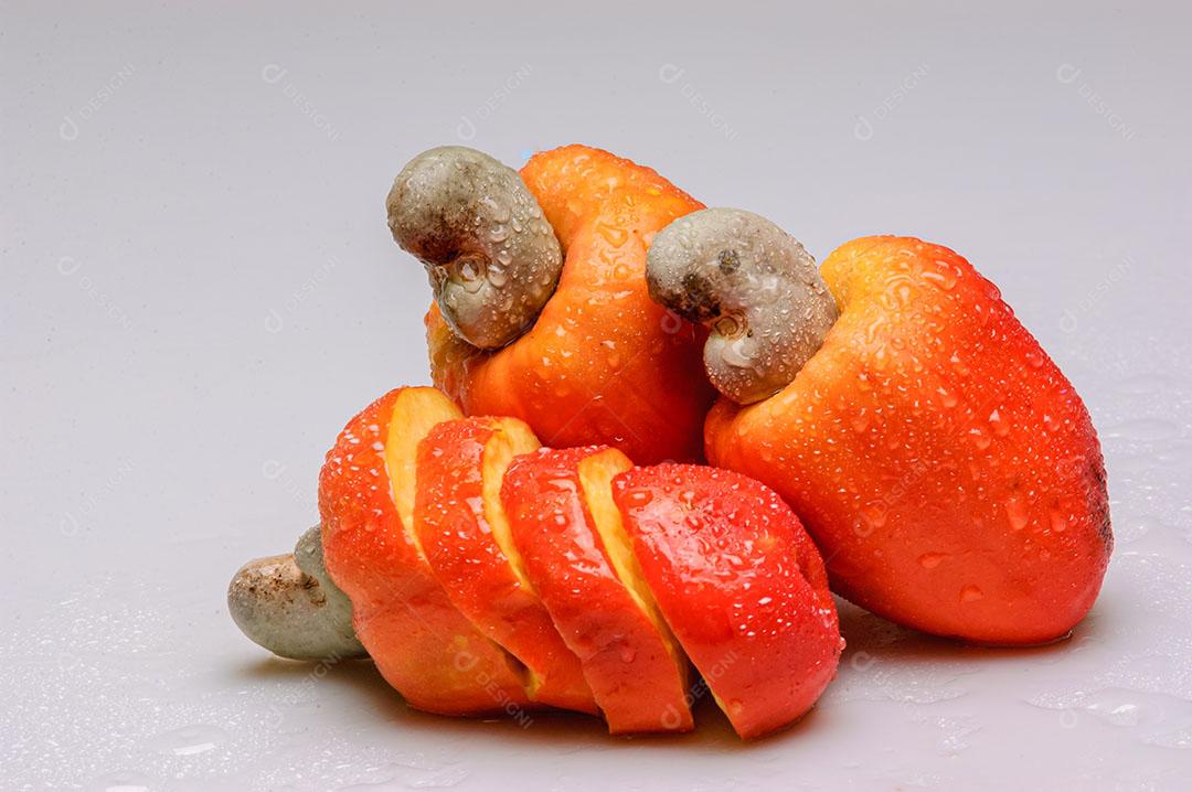 Caju E Castanha Com Fatias Em Estúdio Com Gotas De Água 4 Imagem JPG