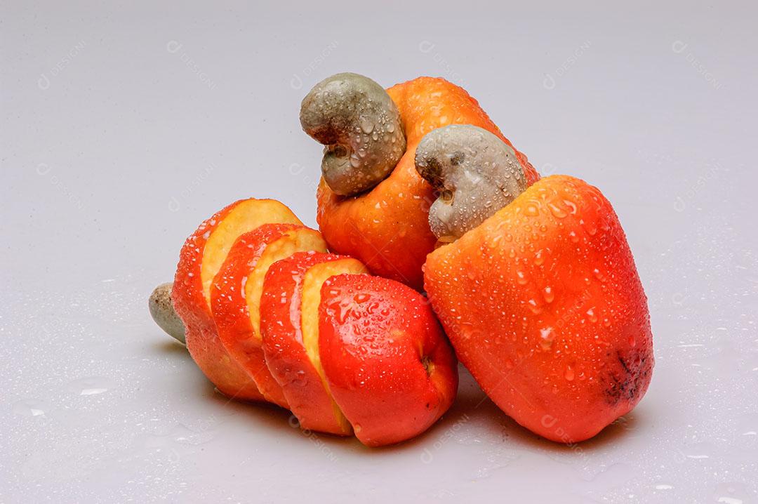 Caju E Castanha Com Fatias Em Estúdio Com Gotas De Água 1 Imagem JPG