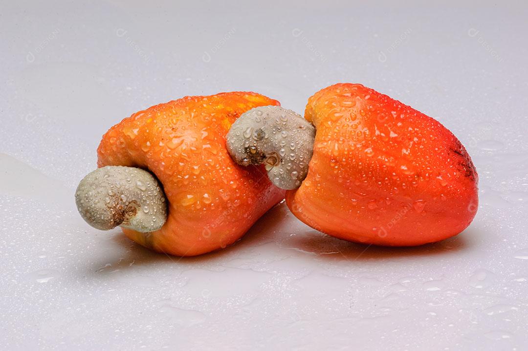 Caju E Castanha Em Estúdio Com Gotas De Água 1 Imagem JPG