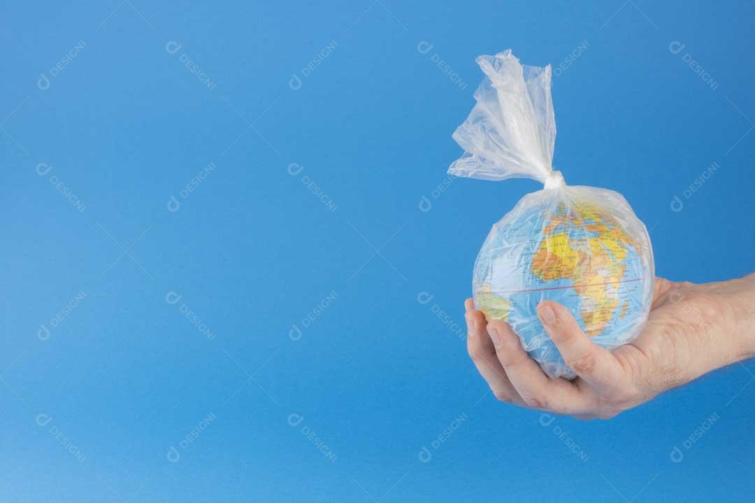 Foto Homem Segurando Globo Terrestre Imagem JPG