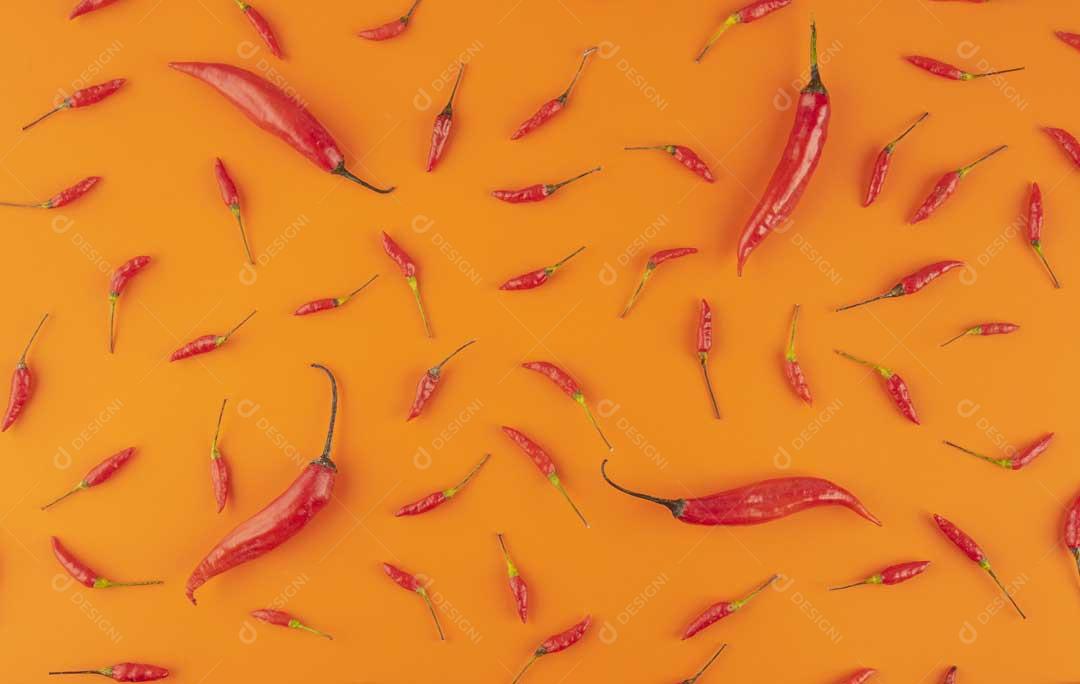 Foto Várias Pimentas Malaguetas Fundo Amarelo Imagem JPG