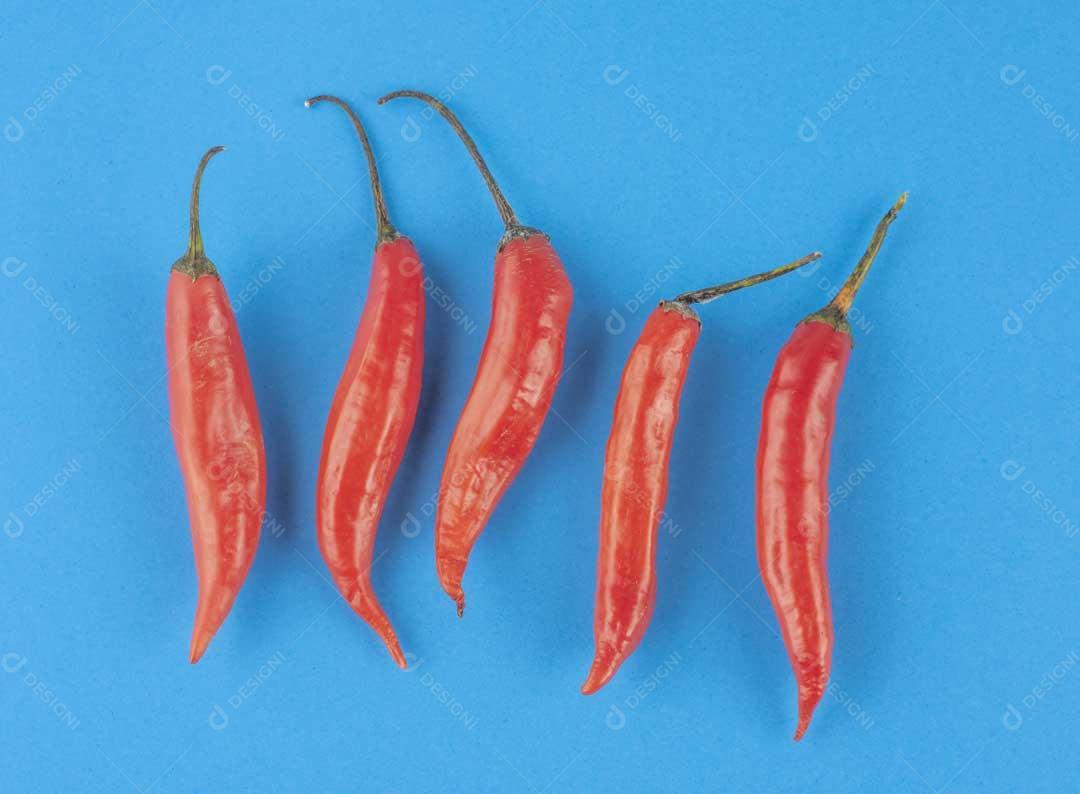 Foto 5 Pimentas Malaguetas Fundo Azul Imagem JPG