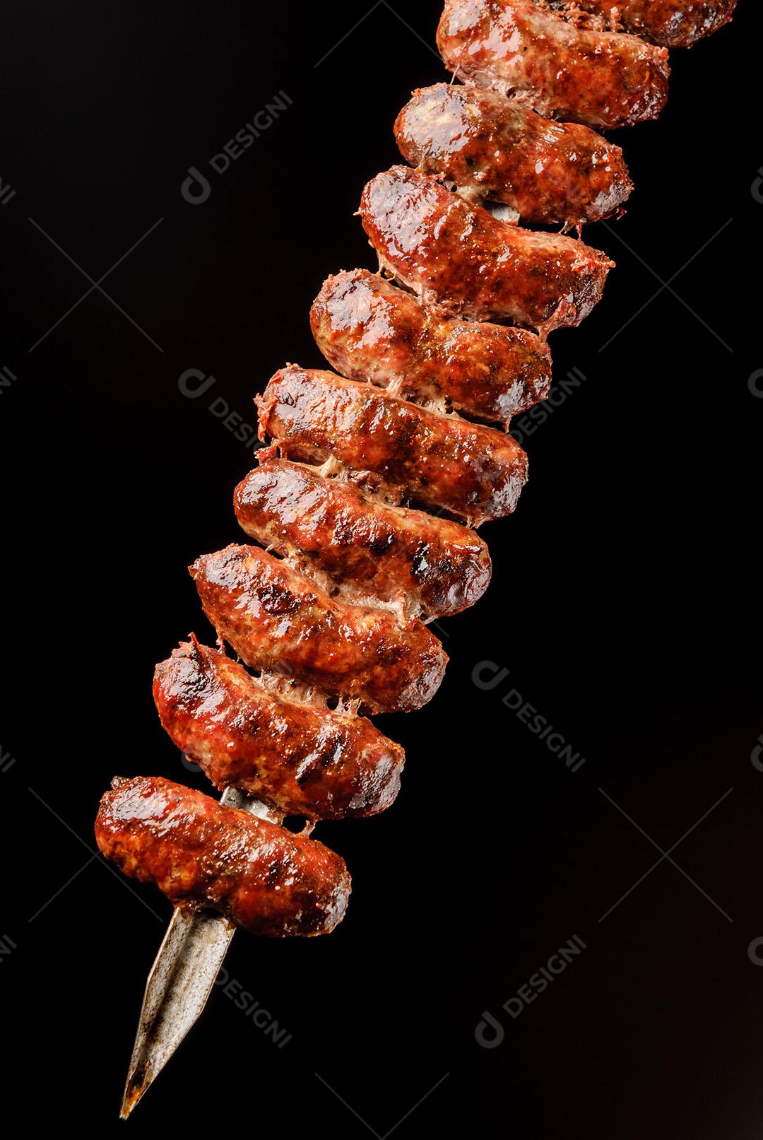 Linguiça De Churrasco Em Espetos Em Fundo Preto 2 Imagem JPG