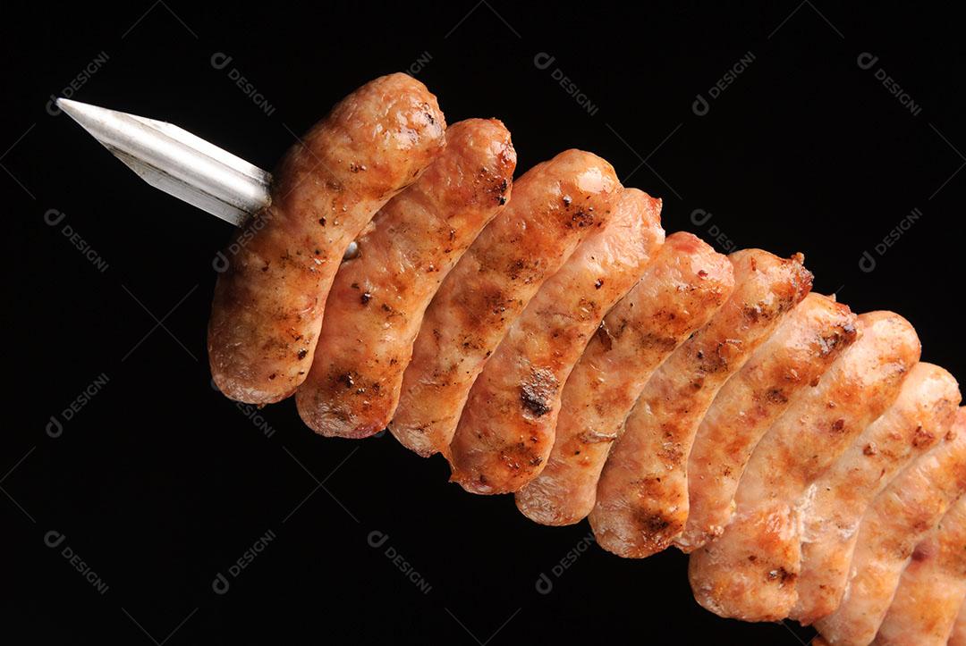 Linguiça De Churrasco Em Espetos Em Fundo Preto 1 Imagem JPG