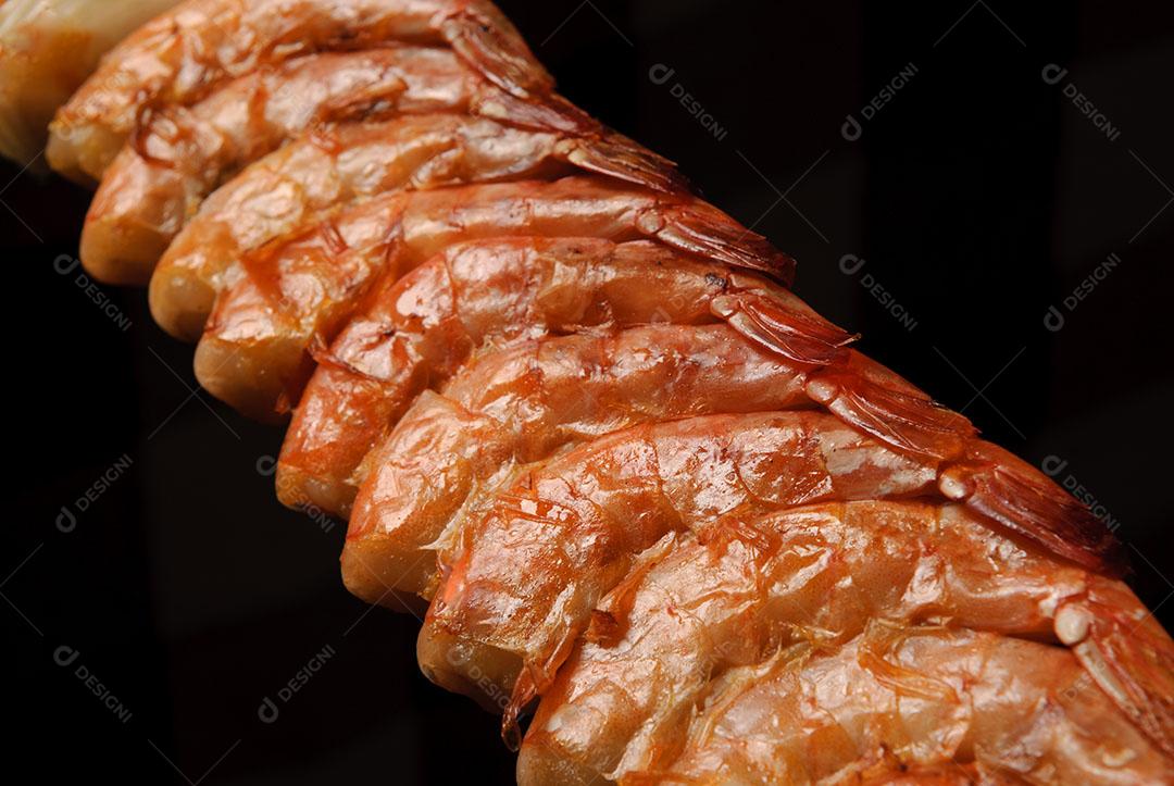 Churrasco De Camarão Em Espetos Em Fundo Preto 1 Imagem JPG