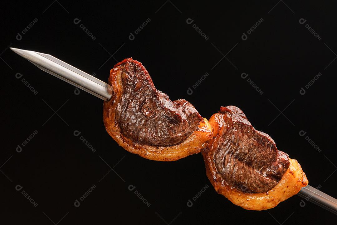 Filé De Churrasco Com Bacon Em Espetos Fundo Preto 2 Imagem JPG