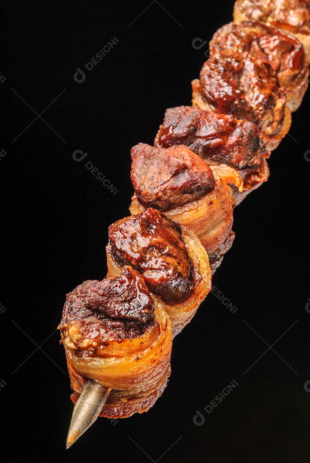Filé De Churrasco Com Bacon Em Espetos Fundo Preto 1 Imagem JPG
