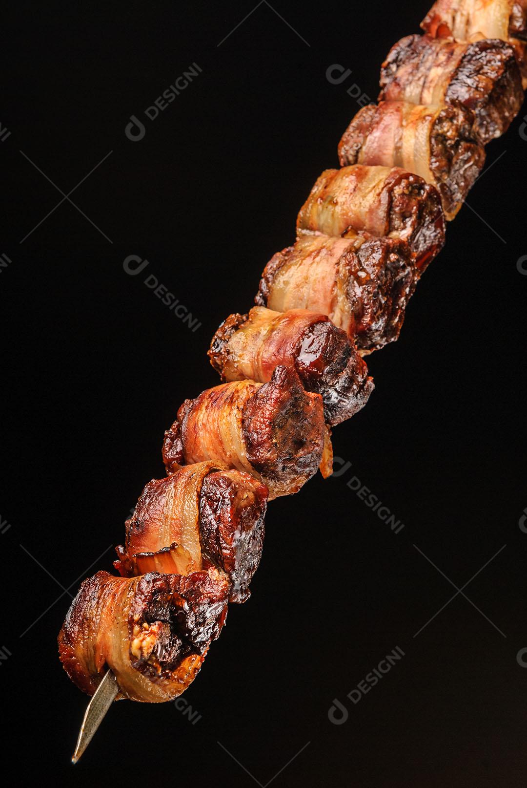Filé De Churrasco Com Bacon Em Espetos Fundo Preto Imagem JPG