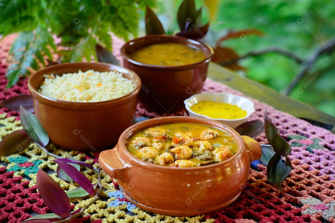 Camarão Guisado Em Tigela Sobre A Mesa Imagem JPG